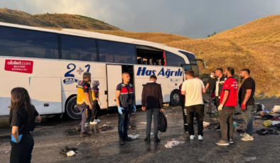 Sivas'ta yolcu otobüsü dağın yamacına çarptı: Ölüler ve yaralılar var
