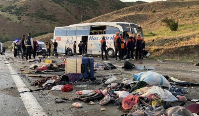 Sivas'ta yolcu otobüsü devrildi: Çok sayıda ölü ve yaralı var