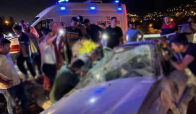 Hatay'da otomobil refüje çarptı: 4 yaralı