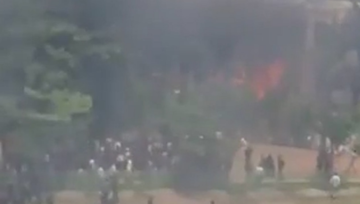 Bangladeş'te askeri eğitim uçağı kampüse düştü