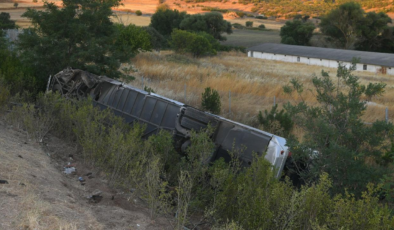 Balıkesir'de otobüs şarampole devrildi: 27 yaralı