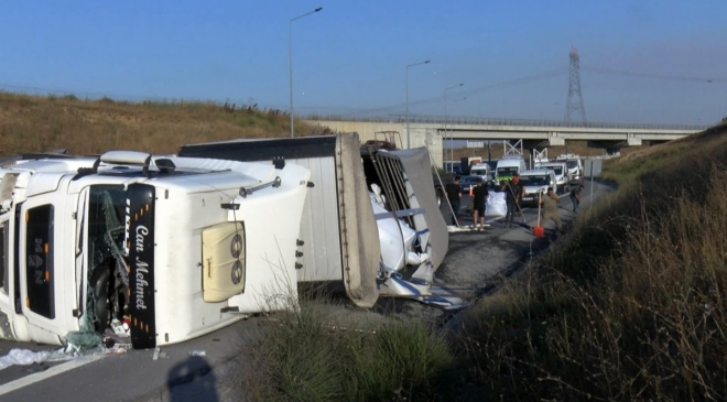 Kuzey Marmara Otoyolu'nda TIR devrildi