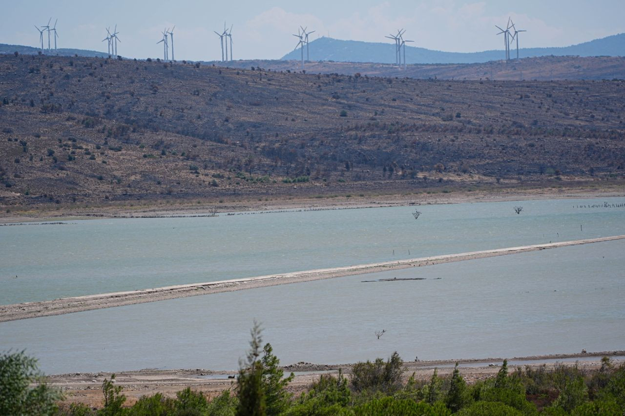 İzmir'de barajda kuraklık alarmı! Su seviyesi düşünce eski İzmir-Çeşme kara yolu ortaya çıktı - Resim: 4