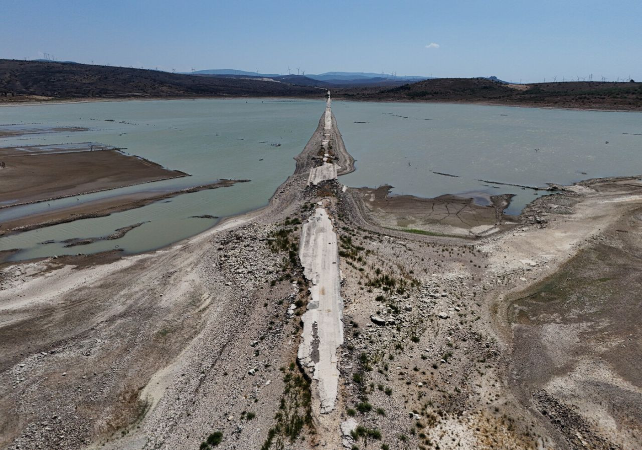 İzmir'de barajda kuraklık alarmı! Su seviyesi düşünce eski İzmir-Çeşme kara yolu ortaya çıktı - Resim: 5