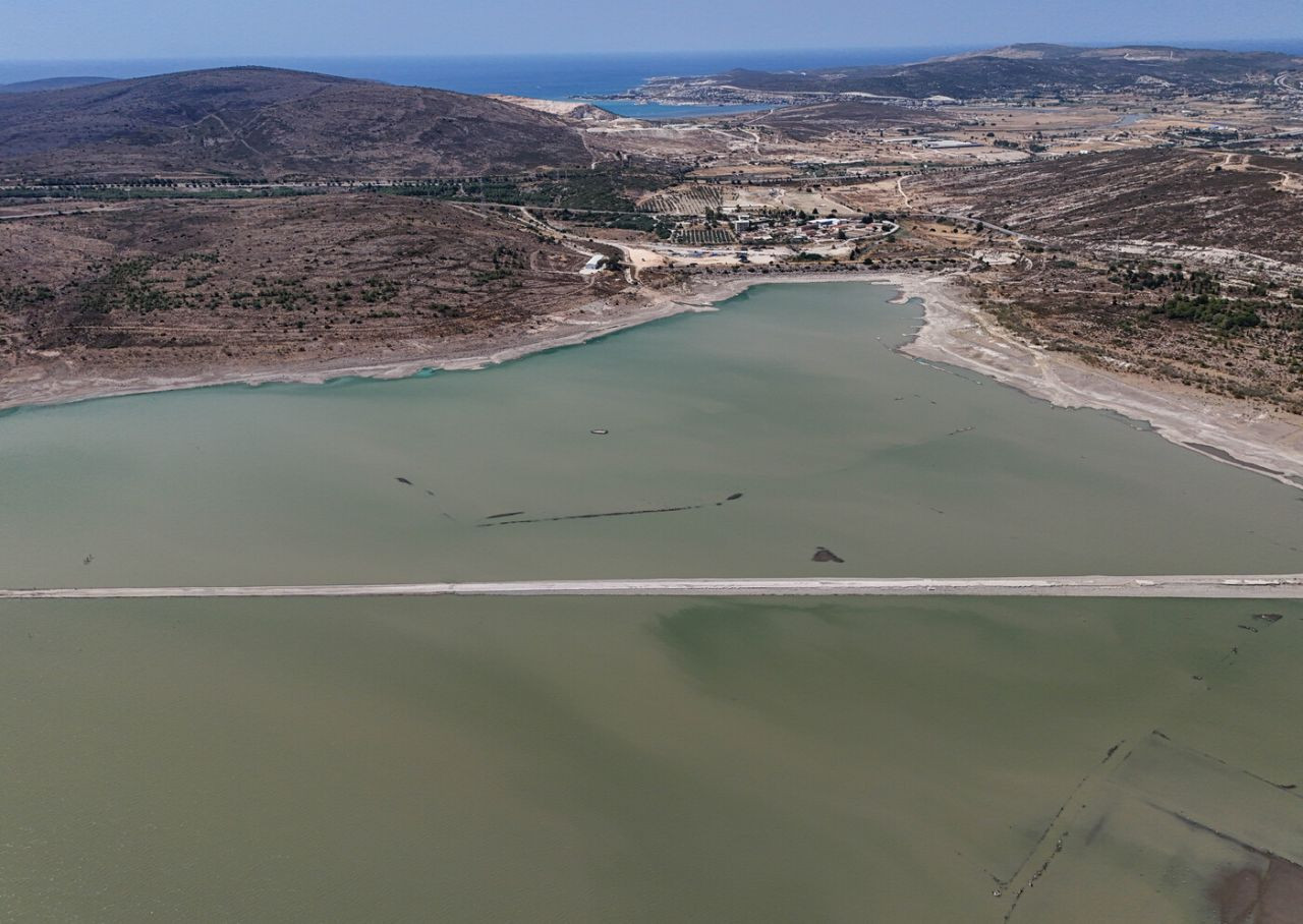 İzmir'de barajda kuraklık alarmı! Su seviyesi düşünce eski İzmir-Çeşme kara yolu ortaya çıktı - Resim: 8