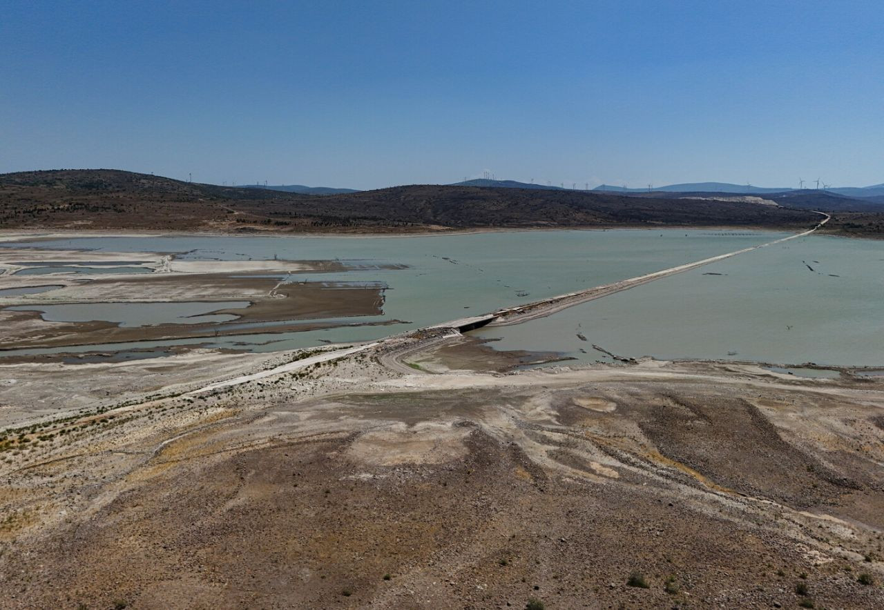 İzmir'de barajda kuraklık alarmı! Su seviyesi düşünce eski İzmir-Çeşme kara yolu ortaya çıktı - Resim: 16