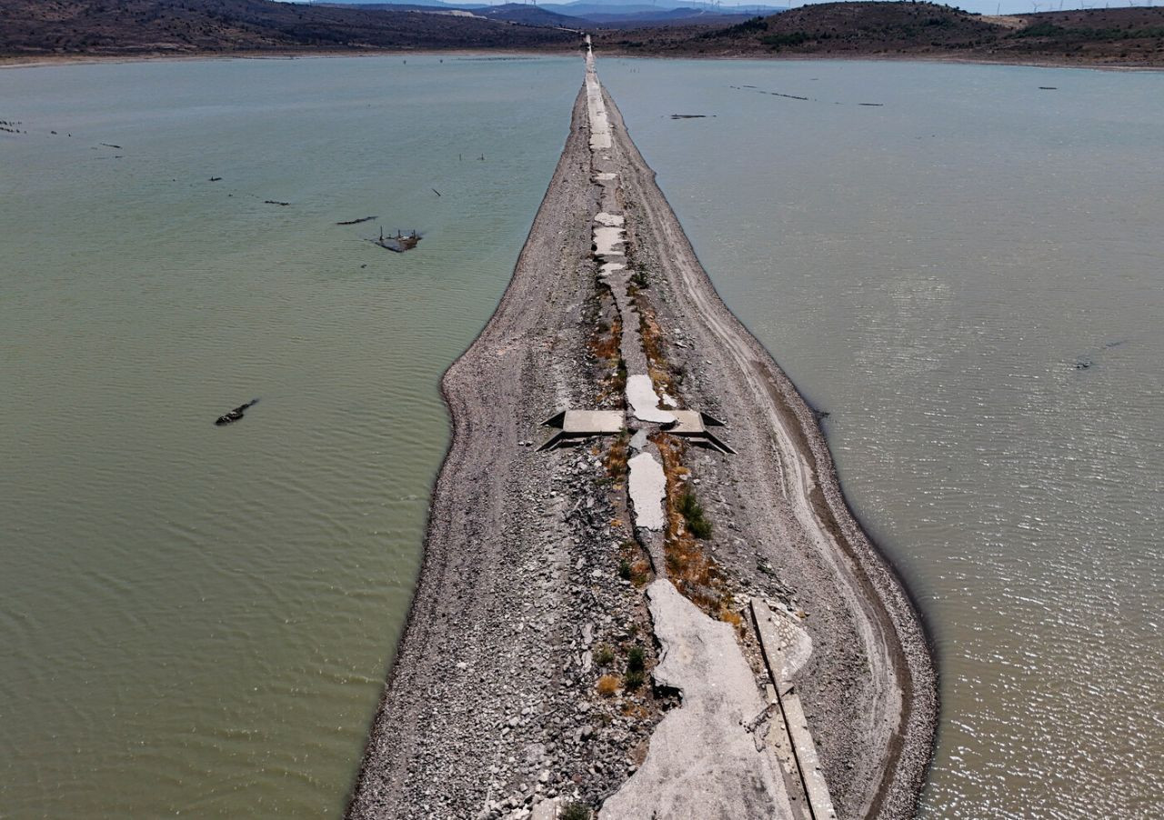 İzmir'de barajda kuraklık alarmı! Su seviyesi düşünce eski İzmir-Çeşme kara yolu ortaya çıktı - Resim: 17