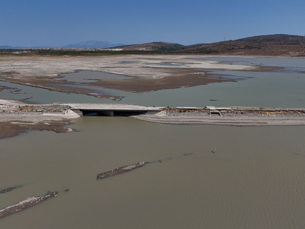 İzmir'de barajda kuraklık alarmı! Su seviyesi düşünce eski İzmir-Çeşme kara yolu ortaya çıktı - Resim: 18