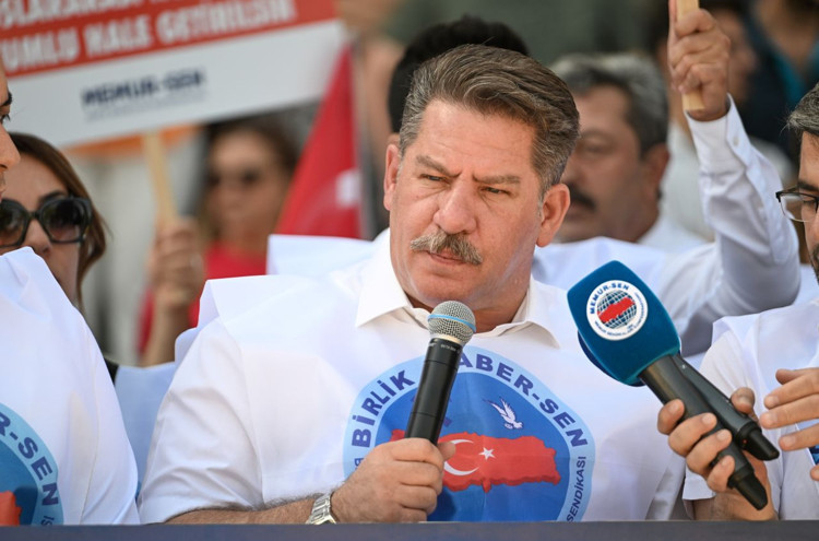 Eylemlerine devam eden memurlar yarın gelecek kritik zam teklifini bekliyor!  İş bırakmaya işaret ettiler - Resim : 1