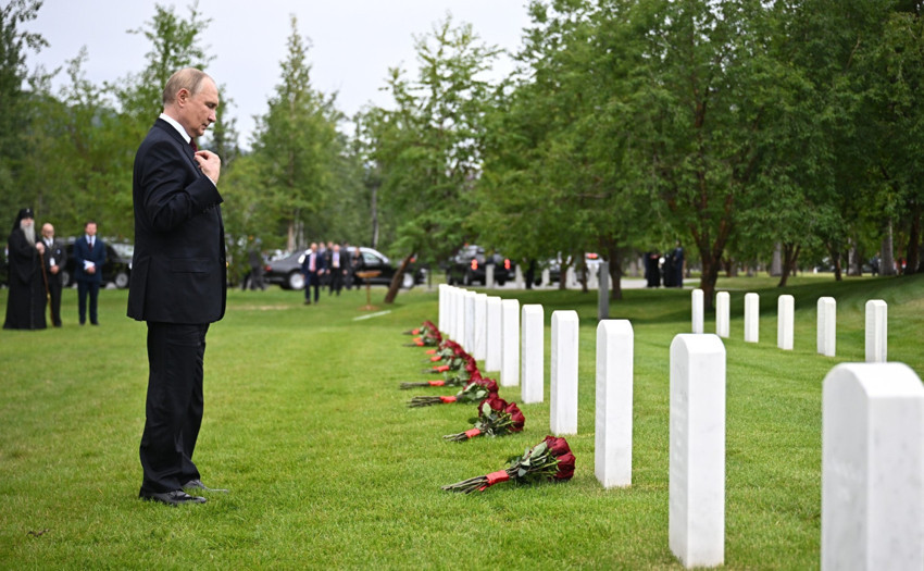 Putin, Trump ile görüşmesinin ardından Alaska’daki Sovyet mezarlarını ziyaret etti - Resim : 1