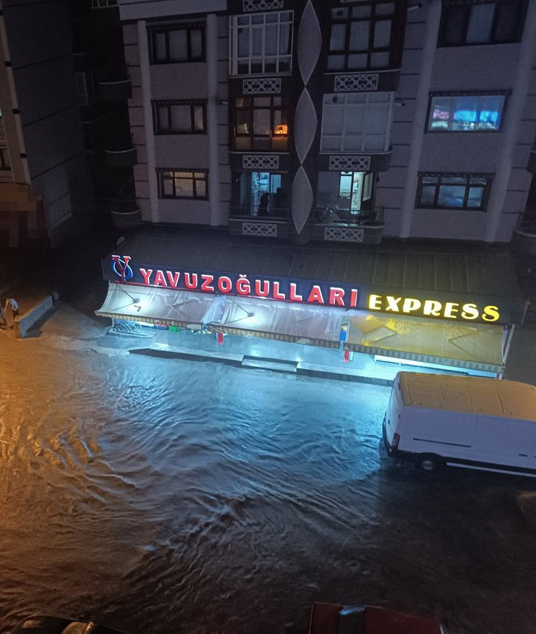 Ankara’da yollar göle döndü, şimşekler gökyüzünü aydınlattı - Resim : 1