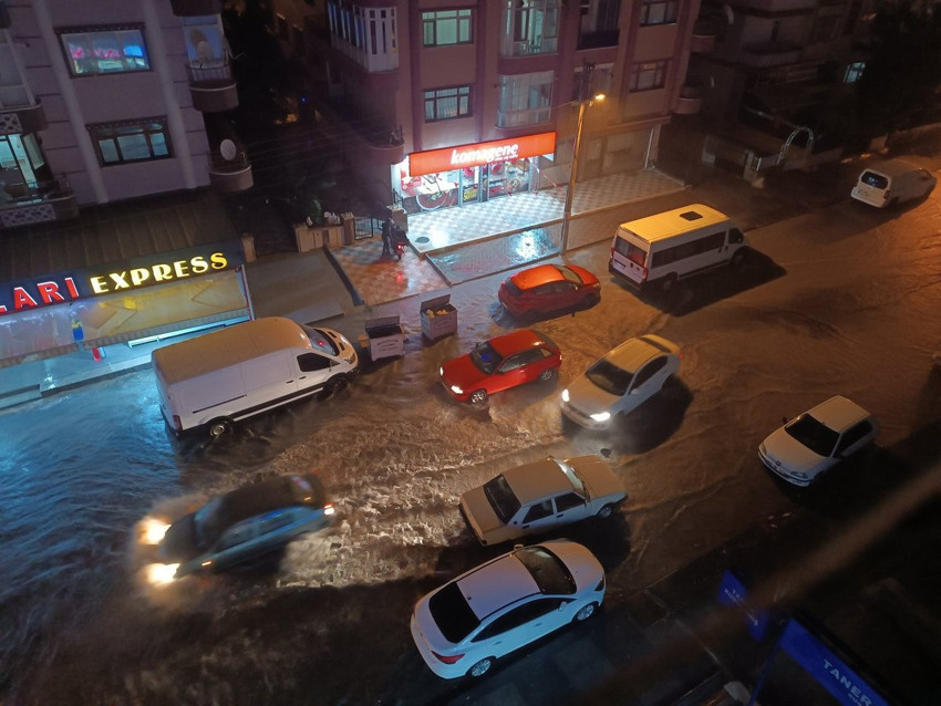 Ankara’da yollar göle döndü, şimşekler gökyüzünü aydınlattı - Resim : 2