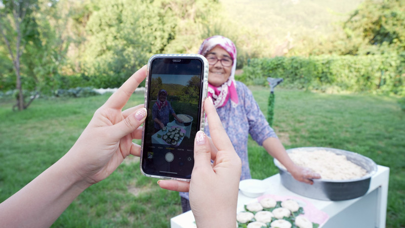 Torununun çektiği videolarla hayatı değişti: 74 yaşından sonra fenomen oldu - Resim : 1