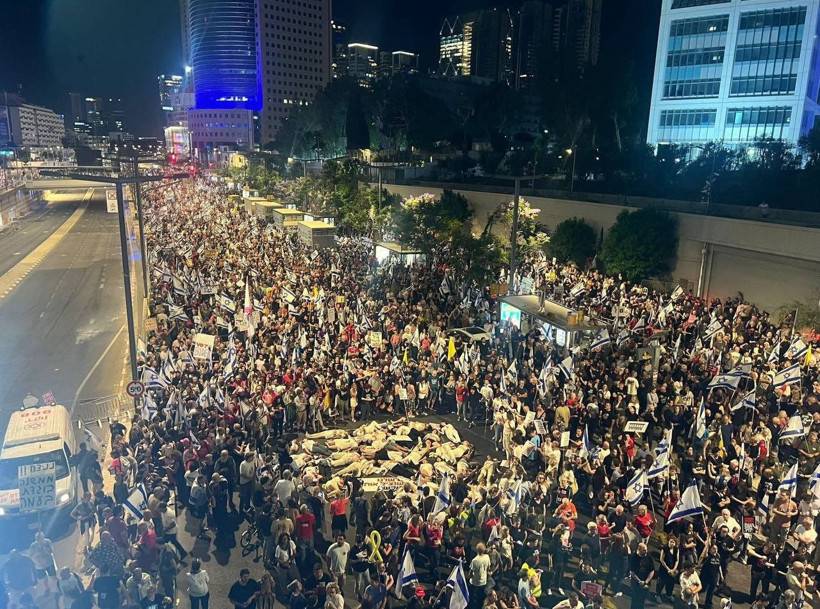 İsrail'de hükümetin Gazze planına karşı on binler sokağa çıktı - Resim : 1