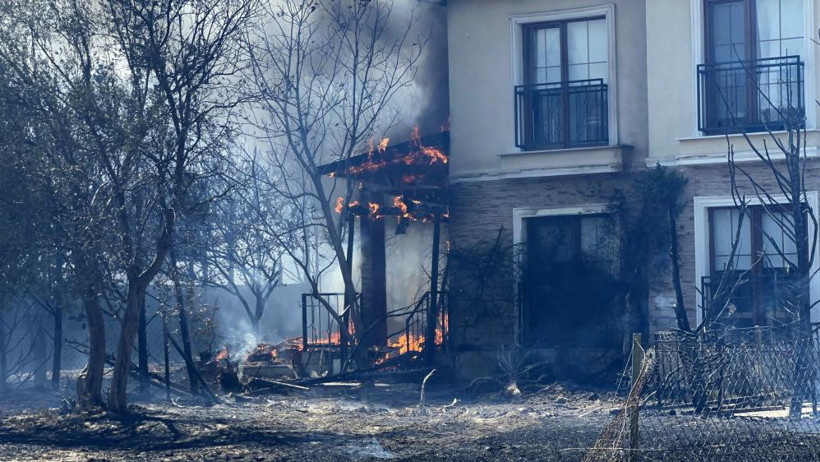 Çanakkale’deki yangın büyüyor: Evler ve araçlar yandı, 77 kişi hastaneye kaldırıldı - Resim : 4