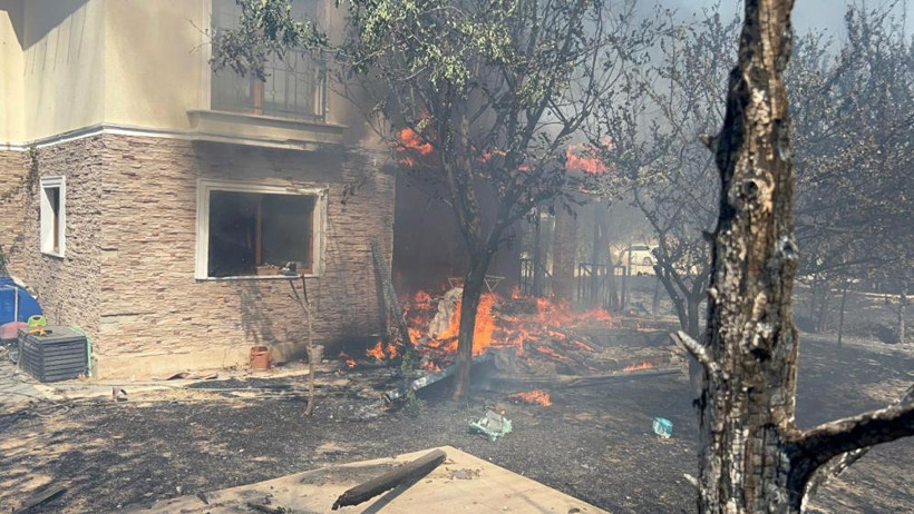 Çanakkale’deki yangın büyüyor: Evler ve araçlar yandı, 77 kişi hastaneye kaldırıldı - Resim : 1