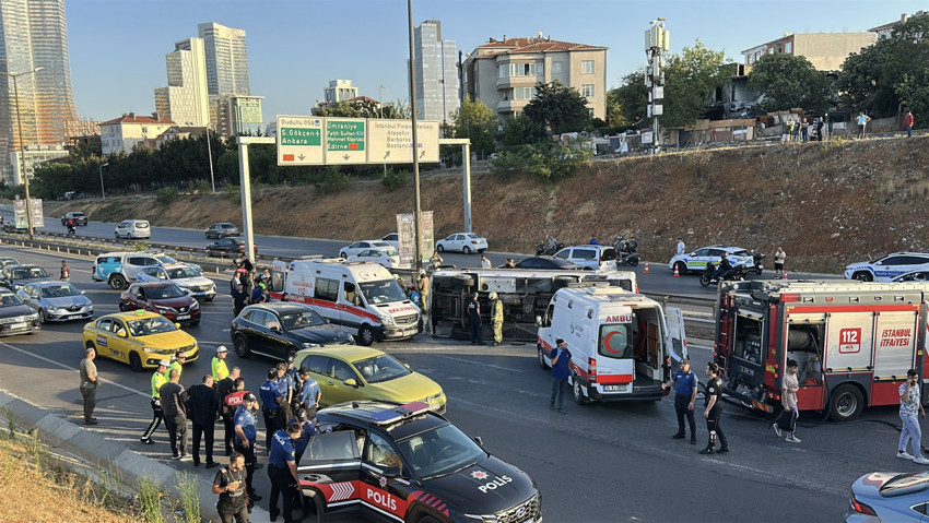 Ümraniye'de servis midibüsü devrildi: 8 yaralı - Resim : 1