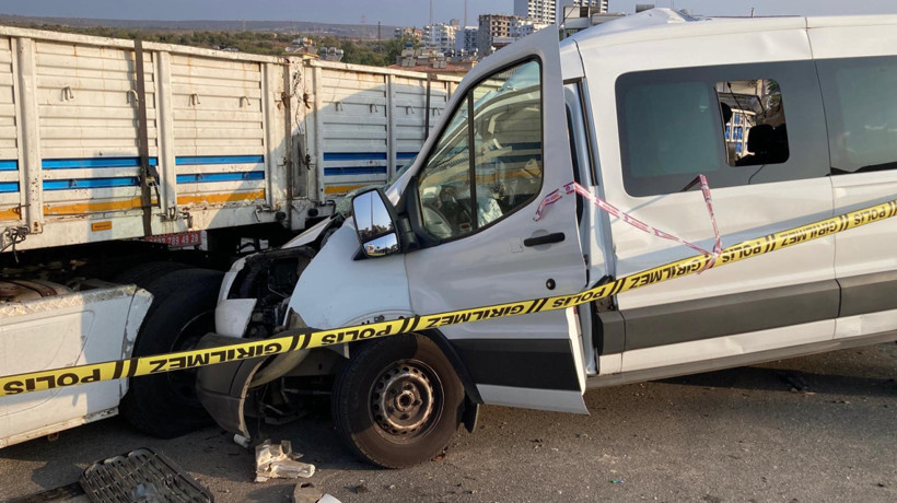 Öğrencileri Mersin'e tatile getiren minibüs kaza yaptı: 2 ölü, 10 yaralı - Resim : 1