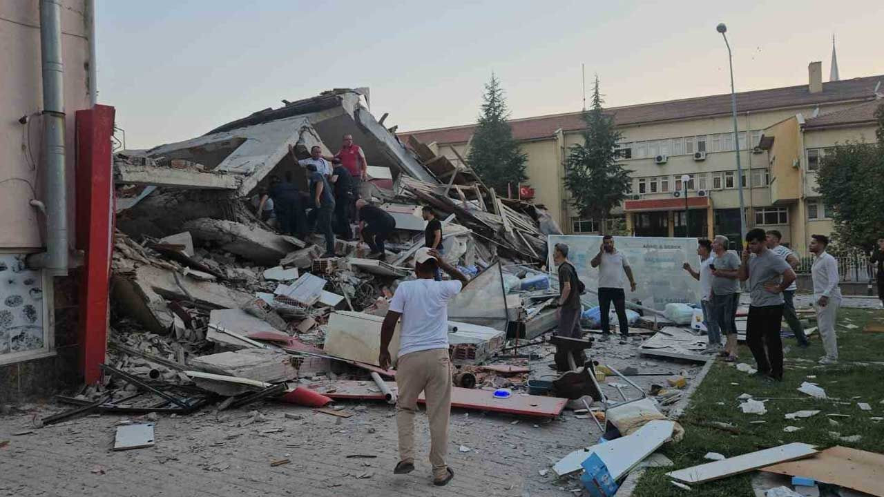 Balıkesir depremi yıkılan ve hasarlı bina var mı? Balıkesir depreminde ölü ve yaralı var mı? - Resim: 1