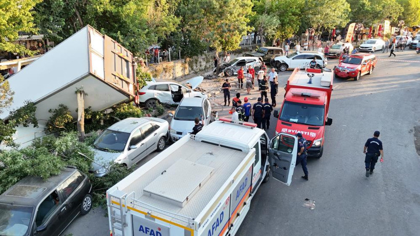 Freni patlayan kamyon ortalığı savaş alanına çevirdi! - Resim : 2