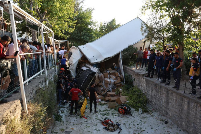 Freni patlayan kamyon ortalığı savaş alanına çevirdi! - Resim : 1