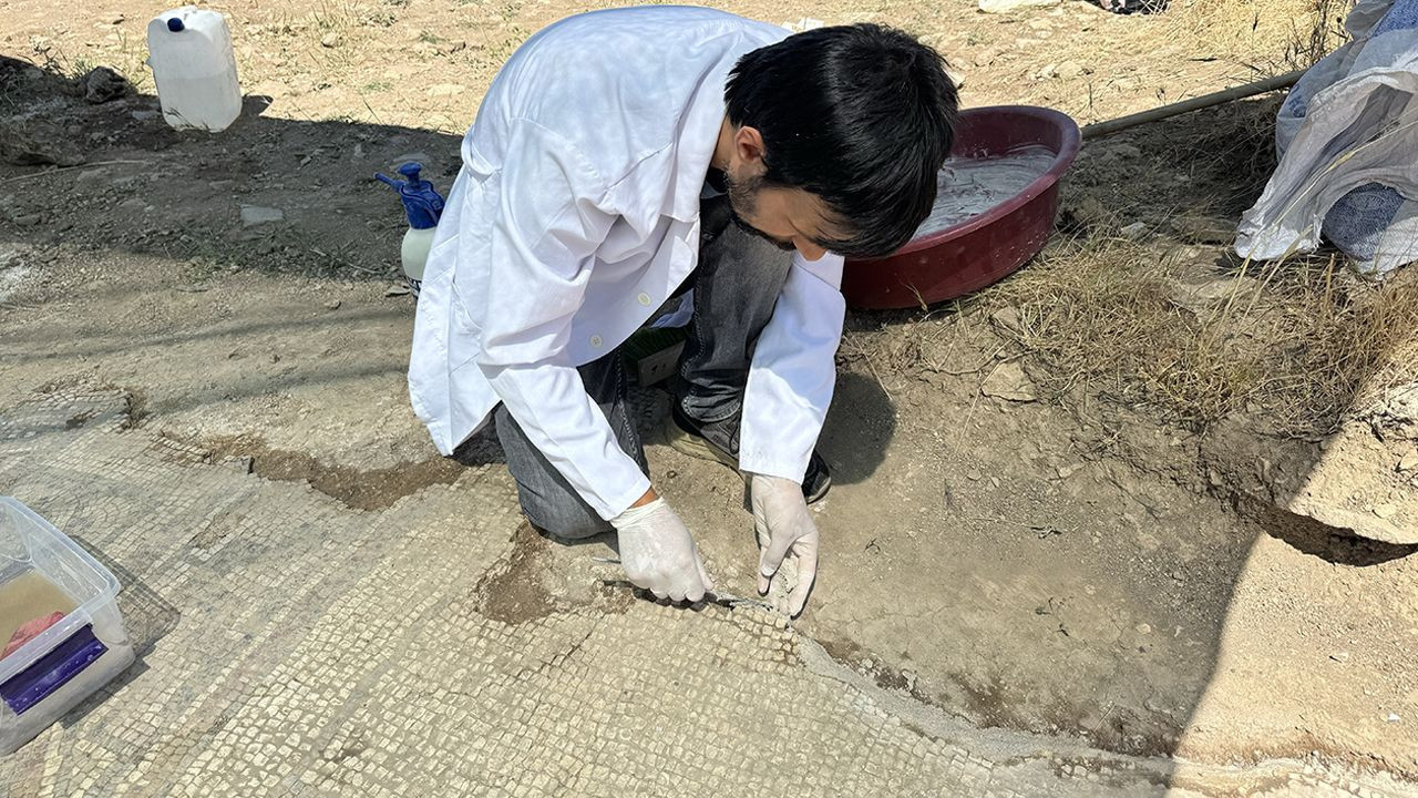 Diyarbakır'ın Ergani ilçesinde Davut Yıldızı sembolü ve Grekçe yazı bulunan mozaik bulundu - Resim: 10