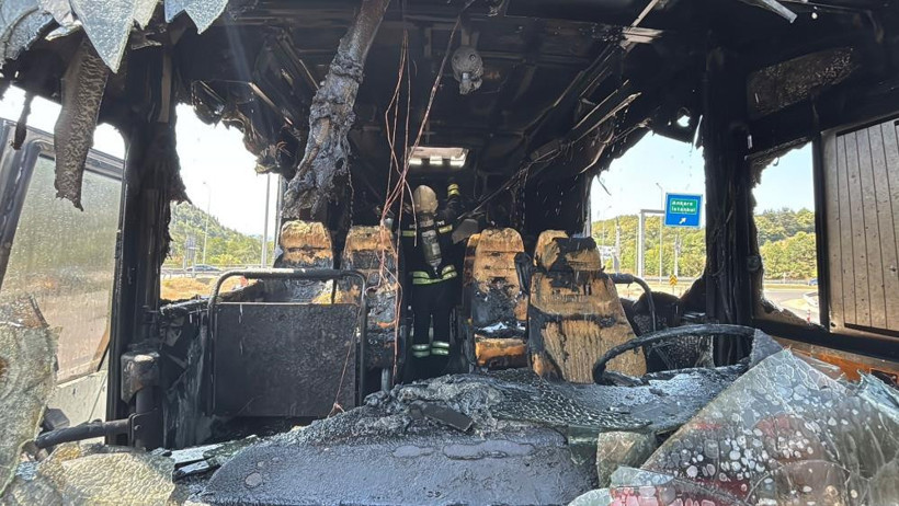 Seyir halindeki midibüs alevlere teslim oldu - Resim : 1