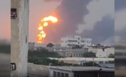 Katil İsrailin Yemende hayati önem taşıyan tesisleri hedef aldı: Sana karanlığa gömüldü