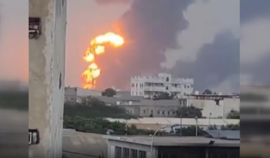 Katil İsrailin Yemende hayati önem taşıyan tesisleri hedef aldı: Sana karanlığa gömüldü