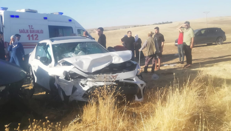 Otomobiller kafa kafaya çarpıştı: Yaralılar var