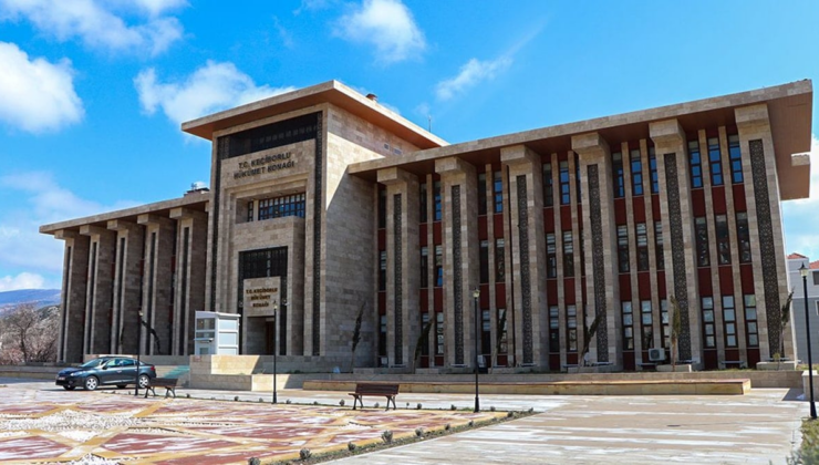 Kendi küçük, konağı büyük