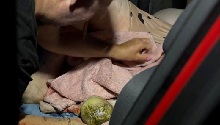 Arabanın arka koltuğunda anneanne oldu