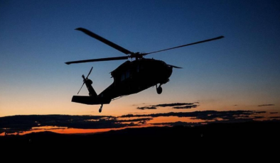 İngiltere'nin Wight Adası'nda bir helikopter tarlaya düştü