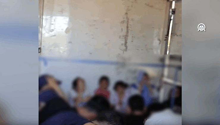 Kamyonet kasasında 19 düzensiz göçmen yakalandı