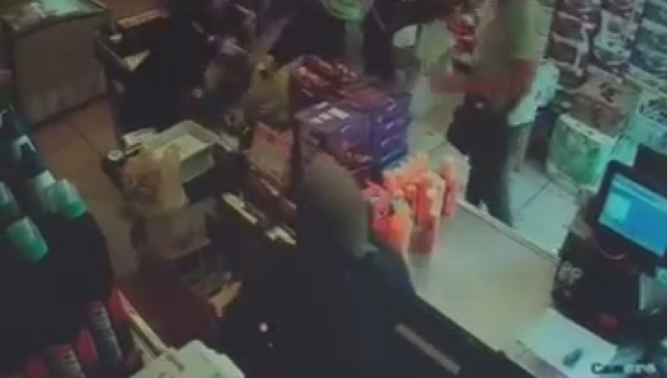 Kadın kasiyere yumruklu saldırı