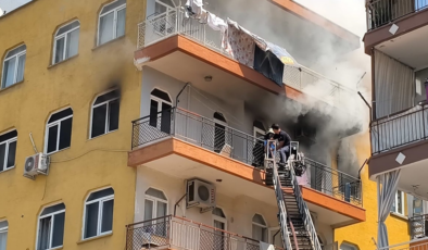 Antalya'da 5 katlı binada yangın çıktı