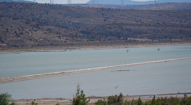 İzmir'de barajda su seviyesi düşünce eski İzmir-Çeşme kara yolu ortaya çıktı