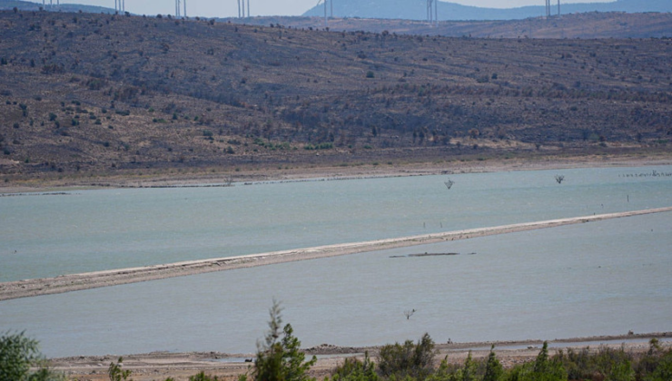İzmir'de barajda su seviyesi düşünce eski İzmir-Çeşme kara yolu ortaya çıktı