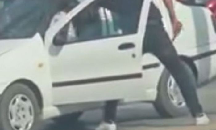 Trafikte bıçaklı ve kılıçlı saldırı