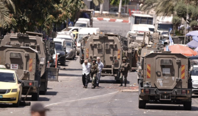 Katil İsrail ordusu Batı Şeria'nın El Halil ile Ramallah kentlerine eş zamanlı baskınlar düzenledi