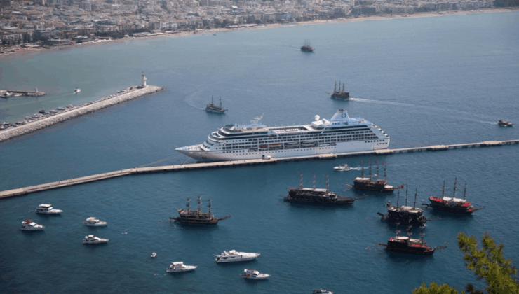 ABD'li turistler, kruvaziyerle Alanya'ya geldi