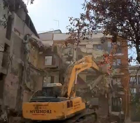 Devrilen binayı iş makinesiyle tutmaya çalıştılar