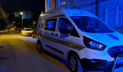 Balkona tırmandı evdeki kadının boğazını kesti!