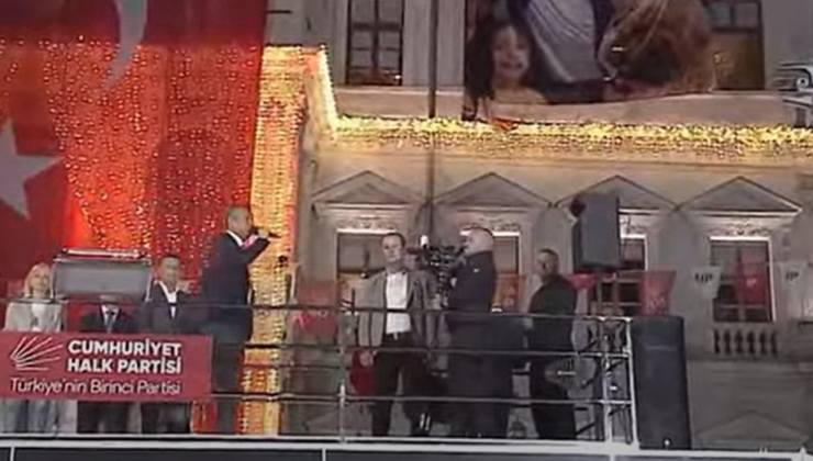 Özgür Özel, polisin indirdiği İnan Güney pankartını yeniden astırdı