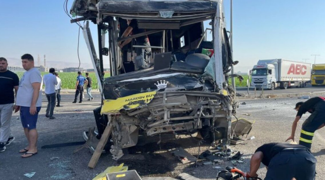 TIR ile halk otobüsü çarpıştı! Can kaybı var!