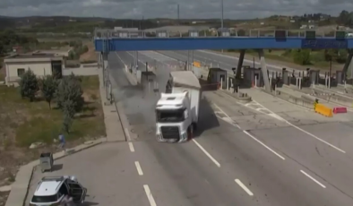 Kuzey Marmara Otoyolu’nda TIR dehşeti: Önce gişelere sonra jandarma aracına çarptı (Video)