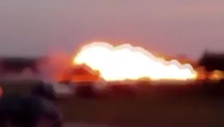 Polonya'da korkunç kaza! F-16 uçağı herkesin gözü önünde yere çakıldı