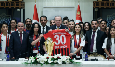 Cumhurbaşkanı Erdoğan, Yüksekovaspor Kadın Futbol Takımı’nı kabul etti