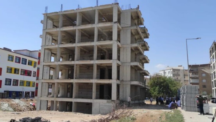 Standarda uymayan apartman müteahhit tarafından yıktırıldı