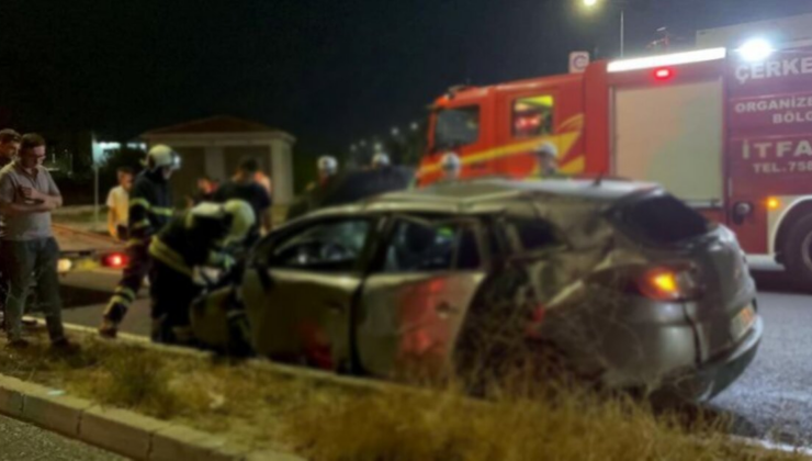 Otomobil aydınlatma direğine çarptı: 1 ölü, 2 yaralı